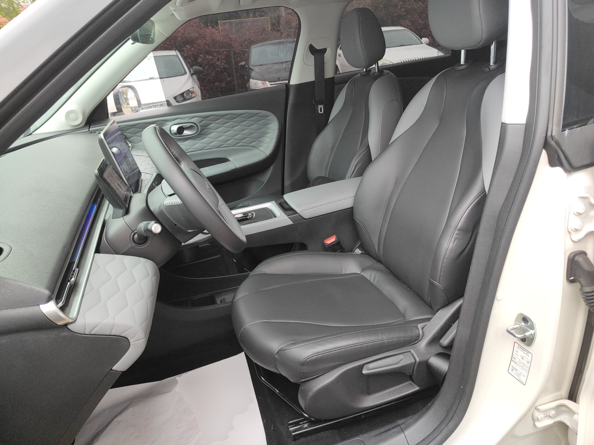 المقاعد الأمامية داخل السيارة