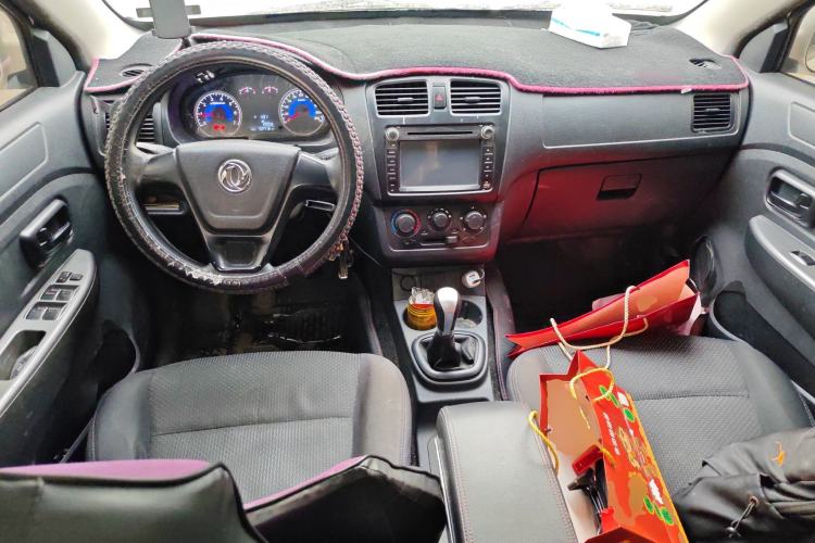 Used Dongfeng Fengon 330 2014 1.5L Manual Standard Edition DK15-02 Center Console
