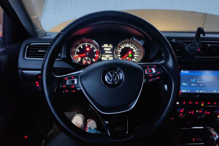 Used Volkswagen Sagitar 2015 230TSI Automatic Luxury Model Steering Wheel