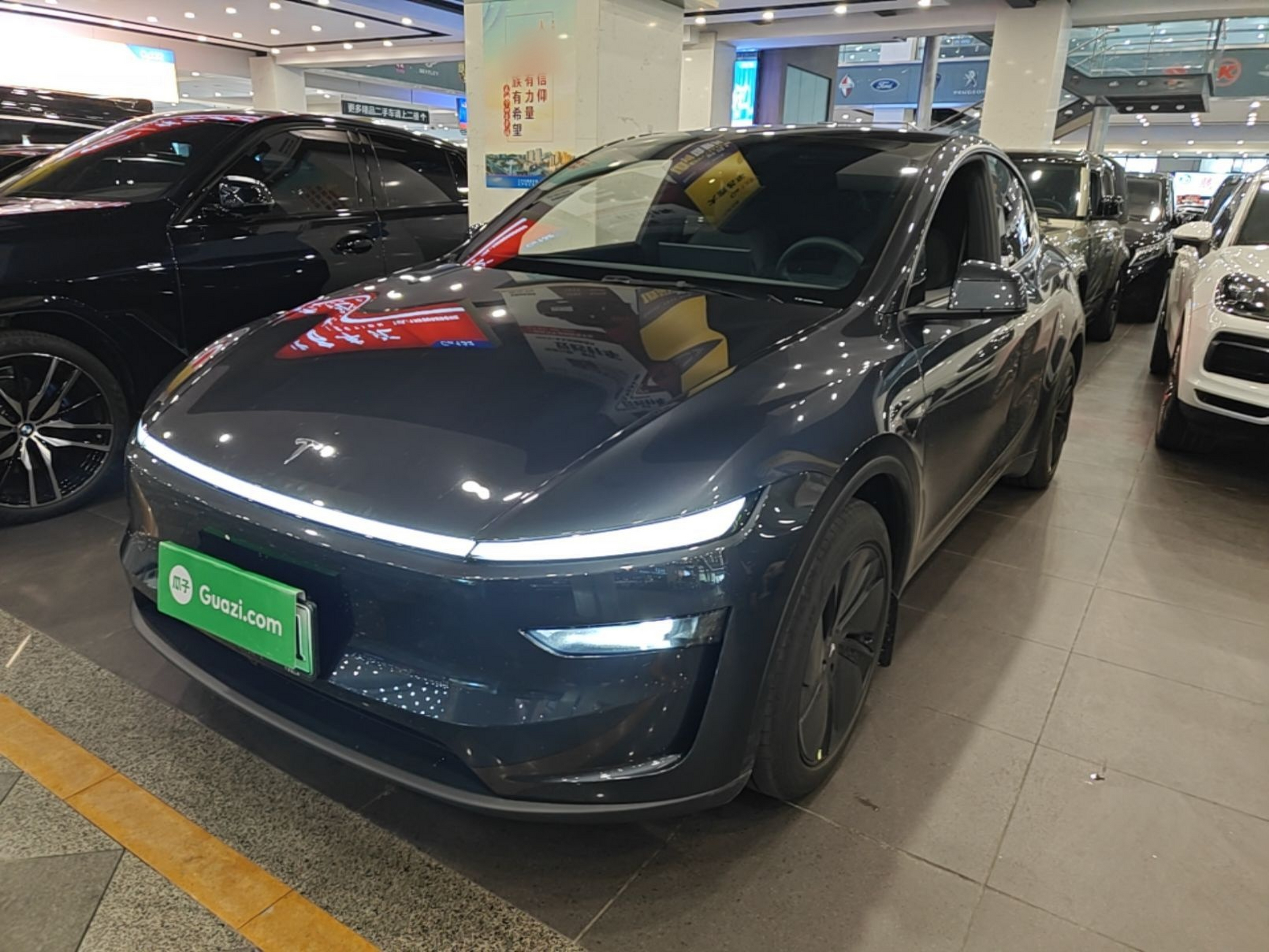 Unter der Vorderseite des Autos