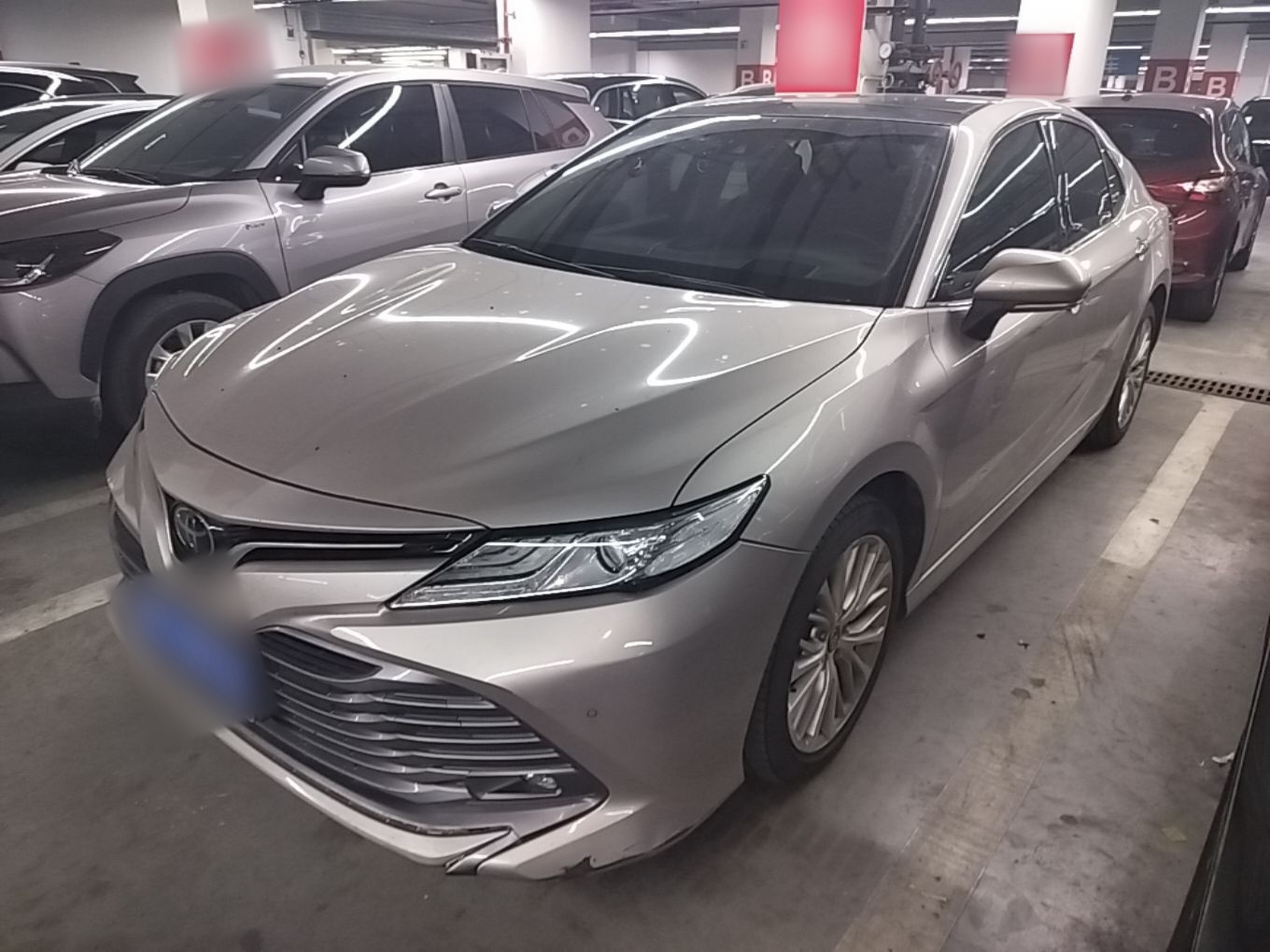 Под передней частью автомобиля
