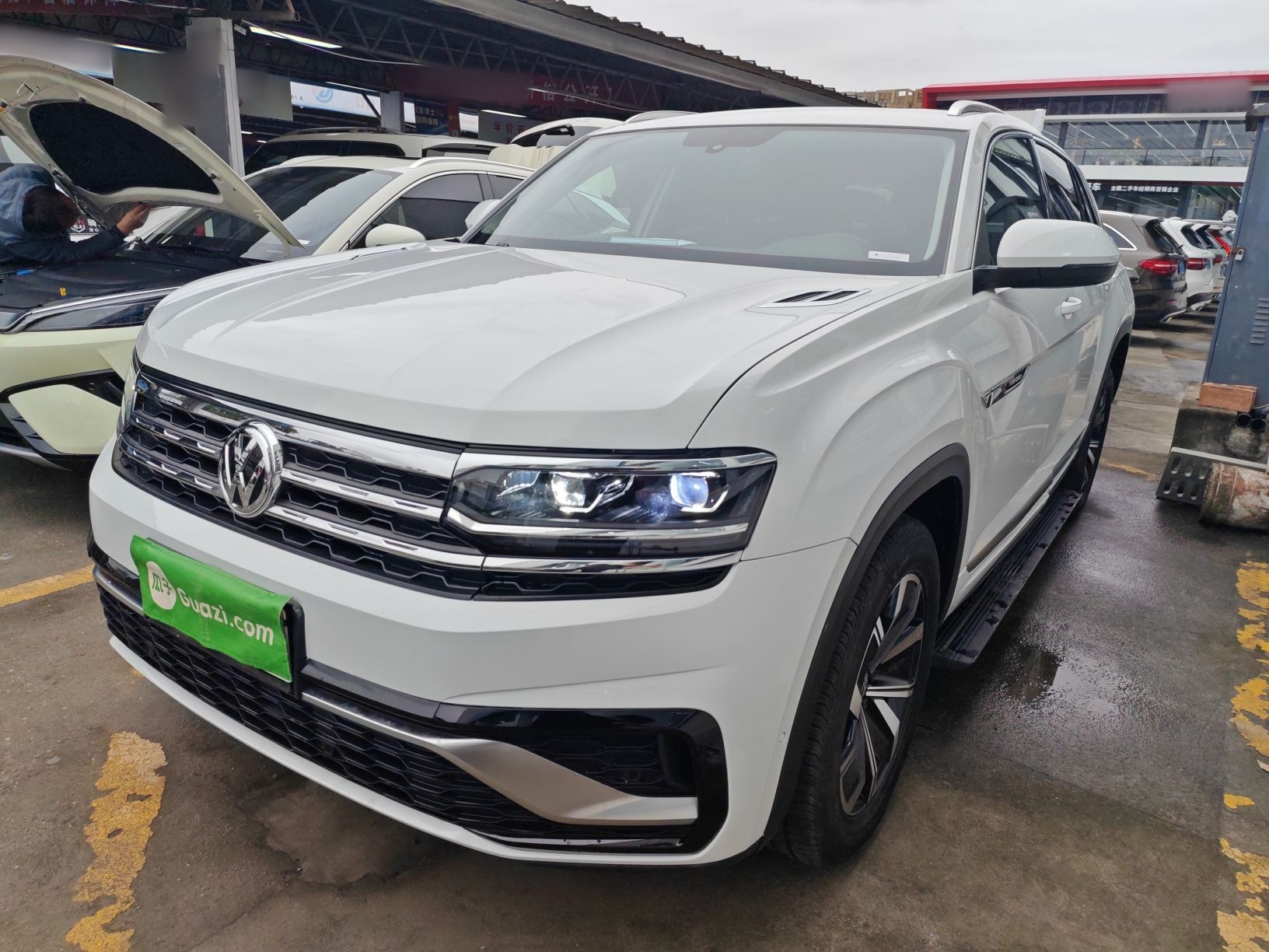 تحت مقدمة السيارة