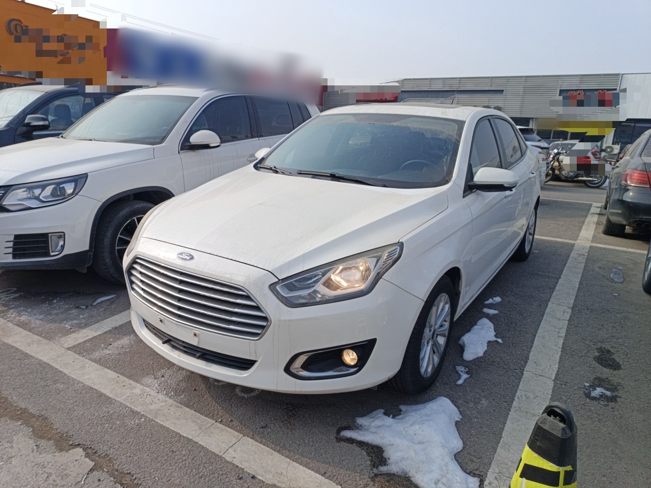 Под передней частью автомобиля