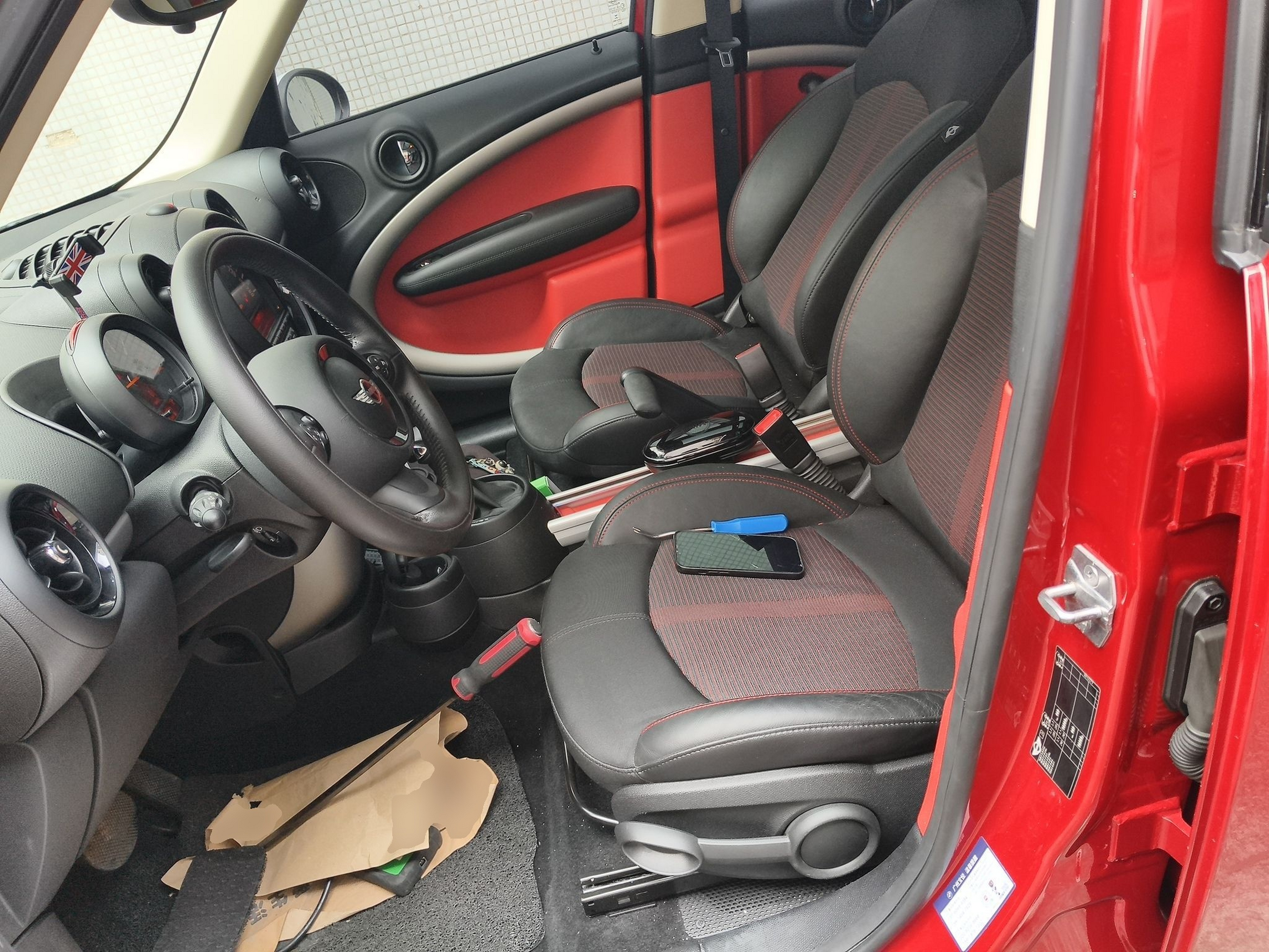 المقاعد الأمامية داخل السيارة