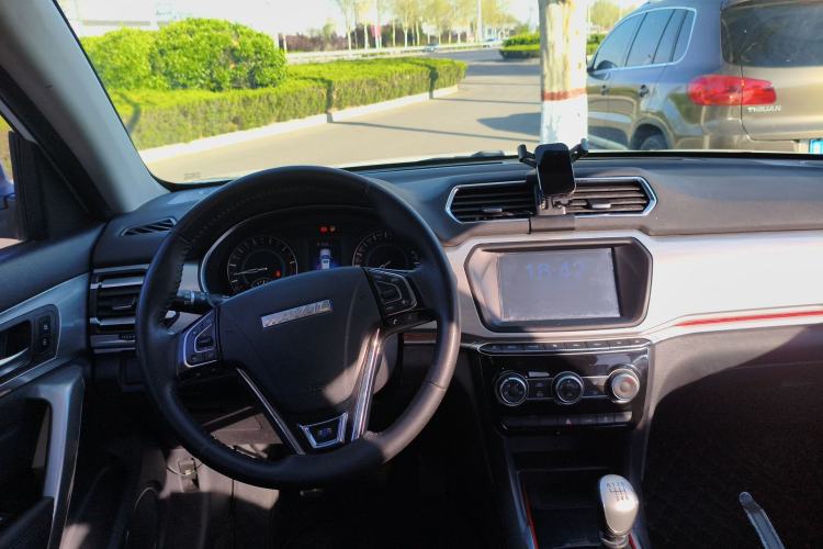 Used Haval H2 2017 Blue Label 1.5T Manual Two-Wheel Drive Elite Model Center Console