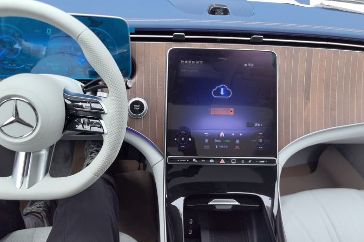 Used Mercedes-Benz EQE 2025 500 4MATIC Pioneer Edition Center Console