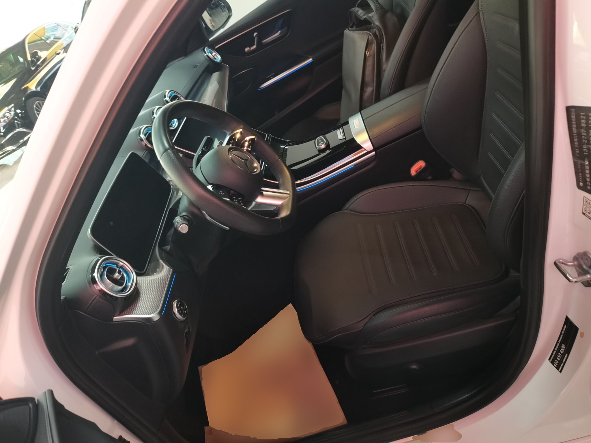 المقاعد الأمامية داخل السيارة