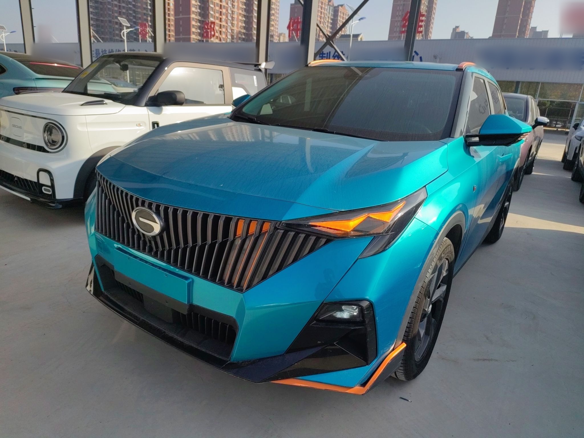 تحت مقدمة السيارة