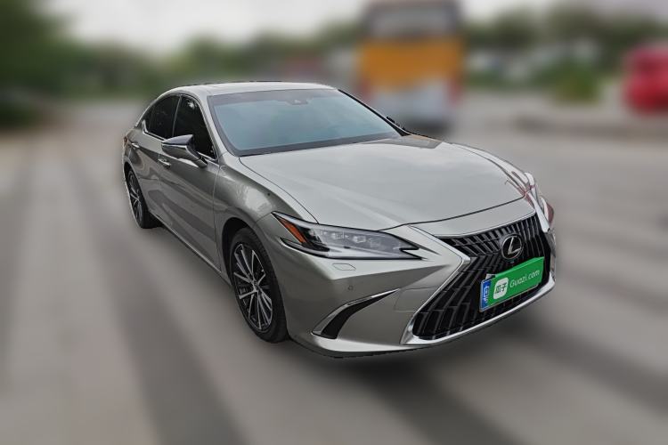 Used Lexus ES 2022 300h Deluxe Edition Front Right 45 Deg