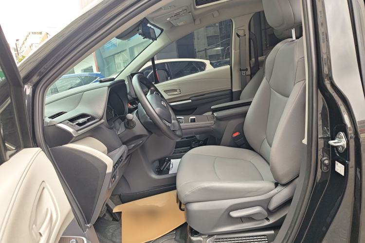 Used Toyota Granvia 2023 2.5L Hybrid Luxury Edition