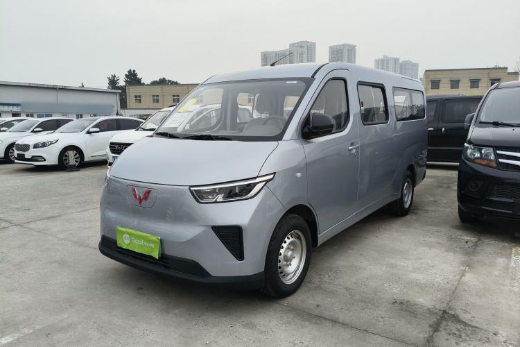 Used Wuling Yangguang 2024 300KM Comfort Version Passenger Van 75kW