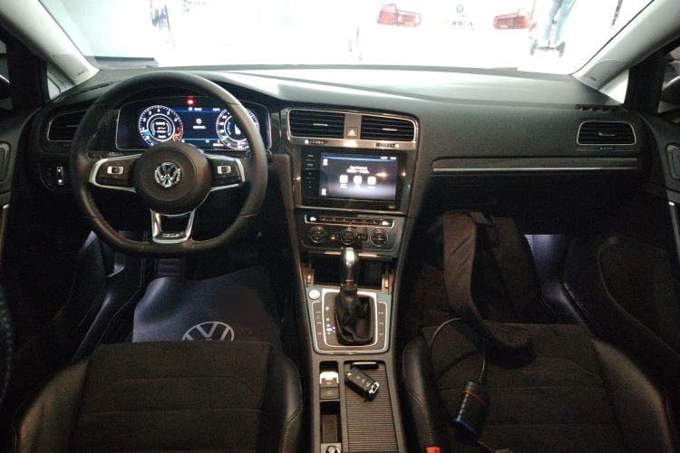 Used Volkswagen Golf 2018 230TSI Automatic Luxury Version Center Console