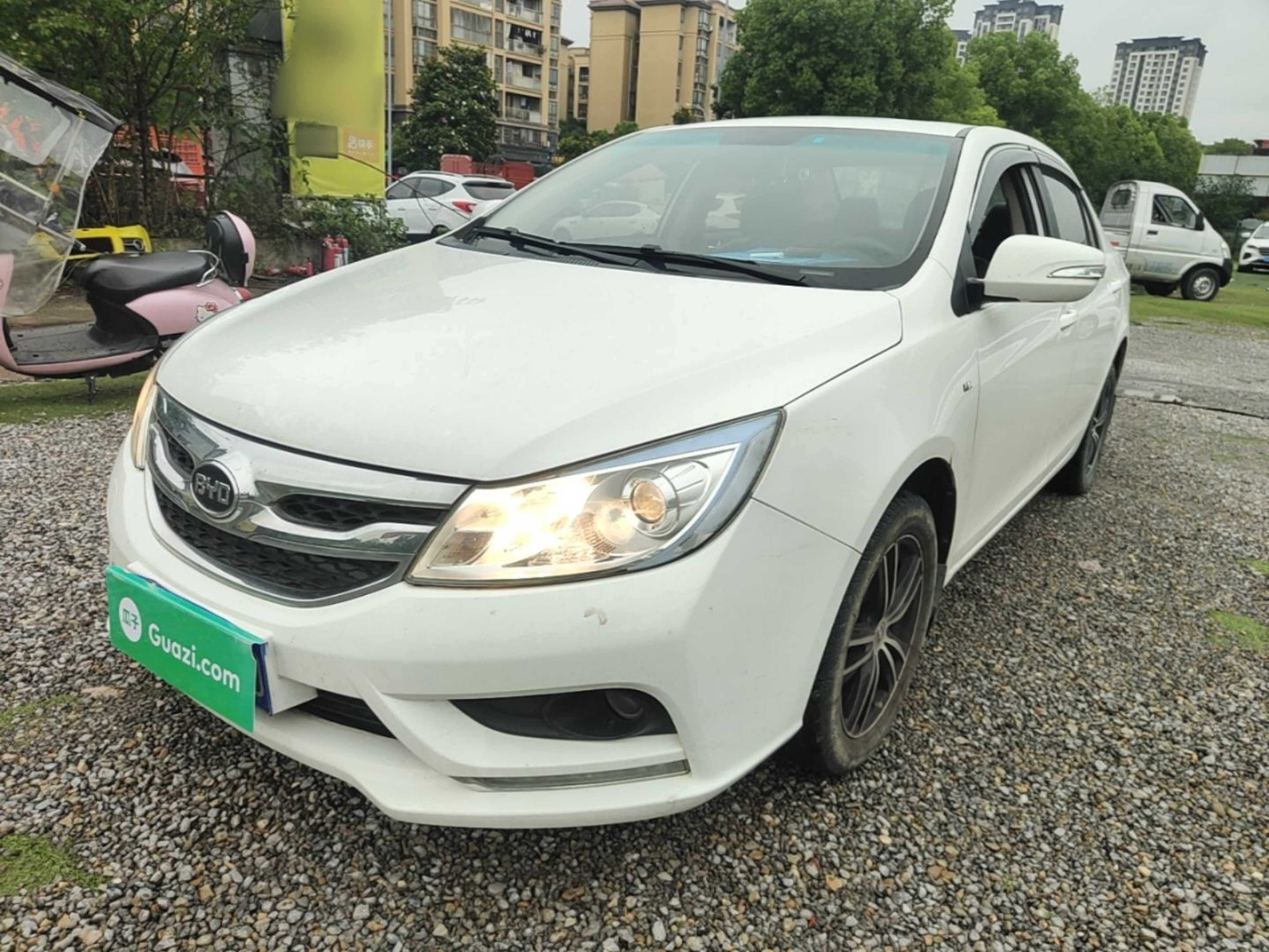Под передней частью автомобиля