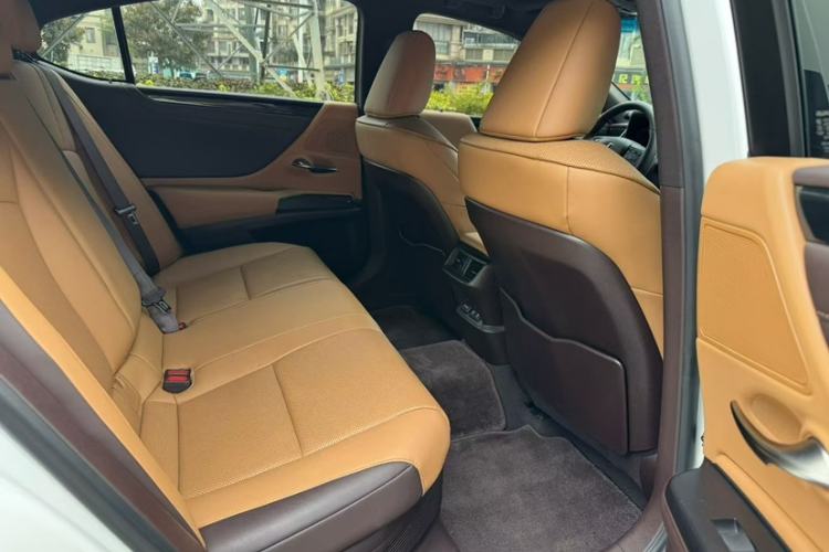Used Lexus ES 2020 300h Premier Edition Interior 3