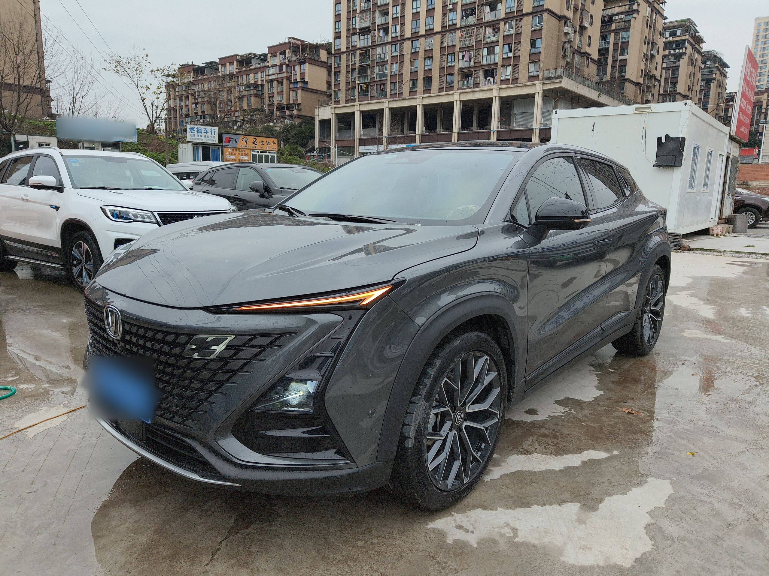 Под передней частью автомобиля