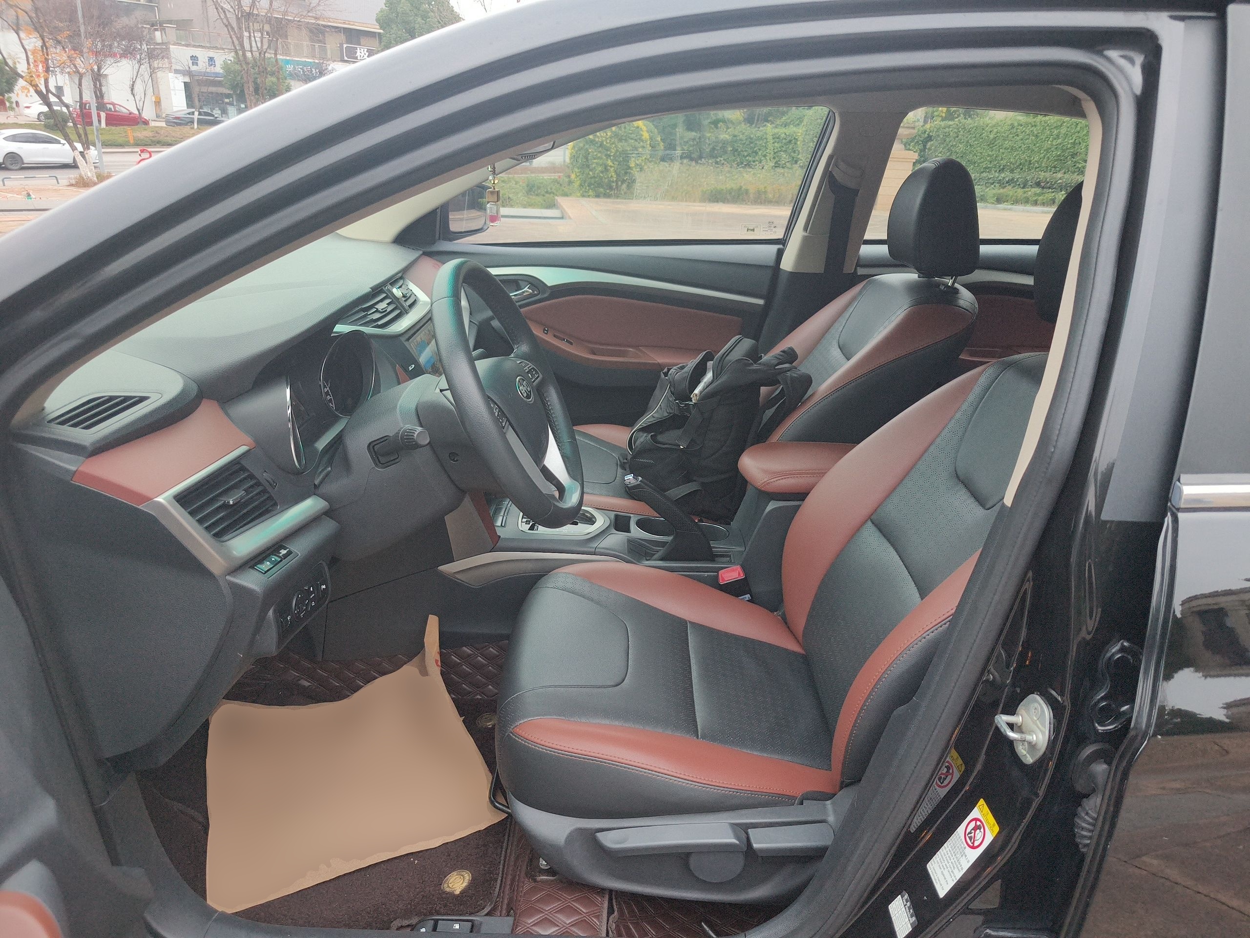 المقاعد الأمامية داخل السيارة