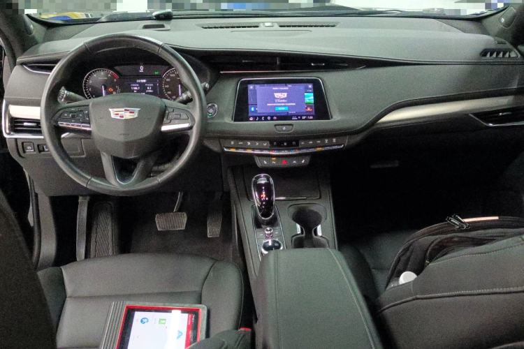 Used Cadillac XT4 2022 28T Two-Wheel-Drive Luxury Version Center Console