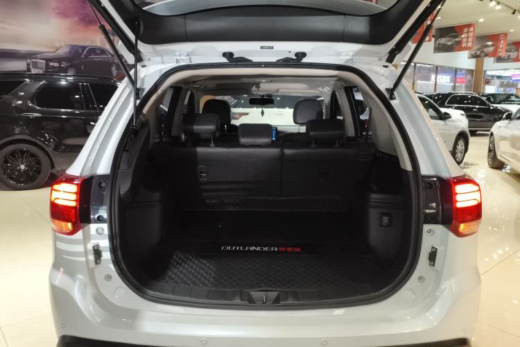 Used Mitsubishi Outlander 2019 2.4L 4x4 Zhi Xiang Edition 5 Seats China VI Standard