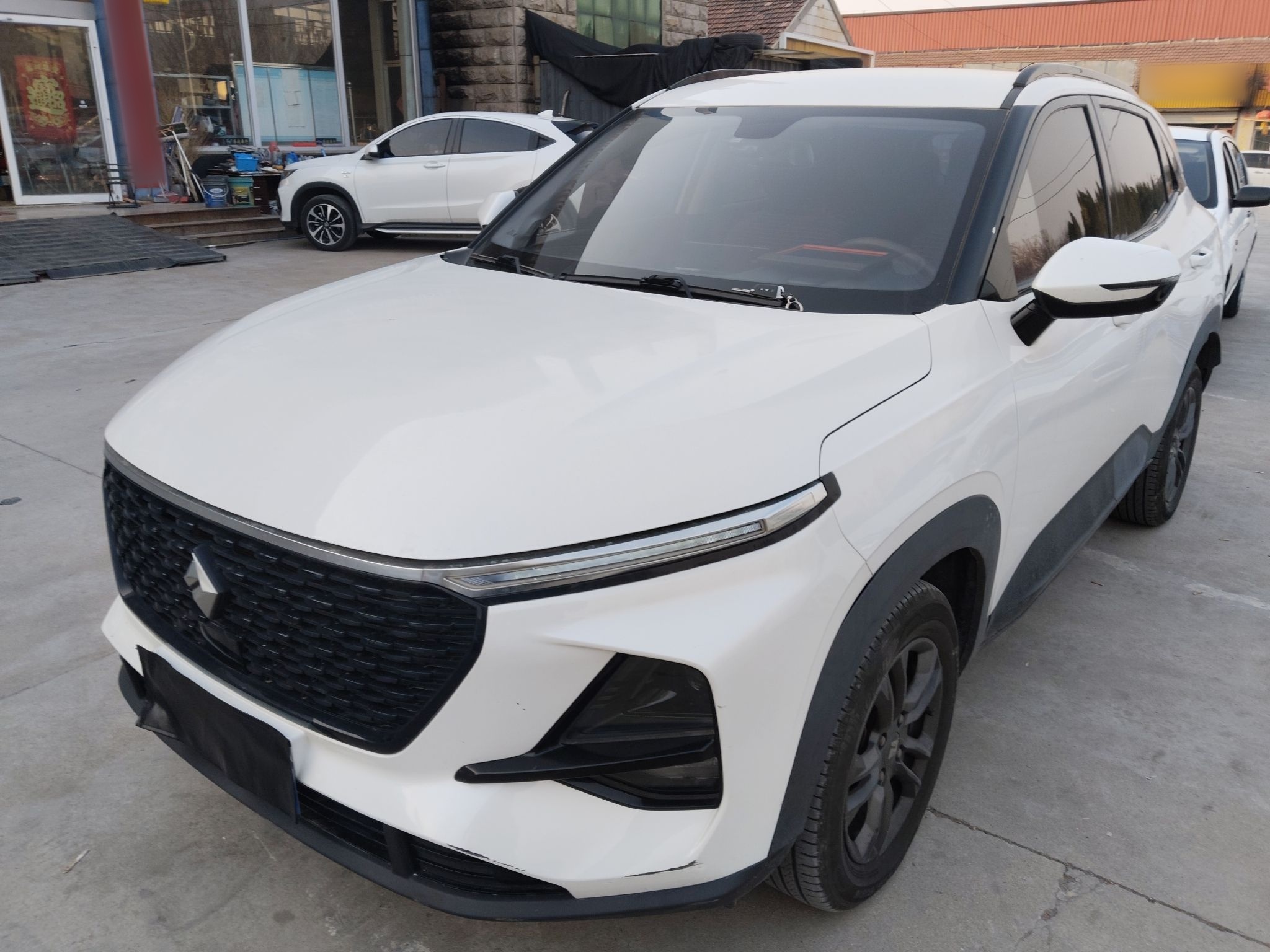 تحت مقدمة السيارة