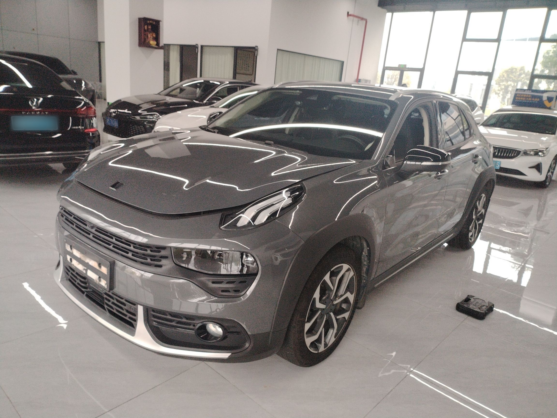 Под передней частью автомобиля