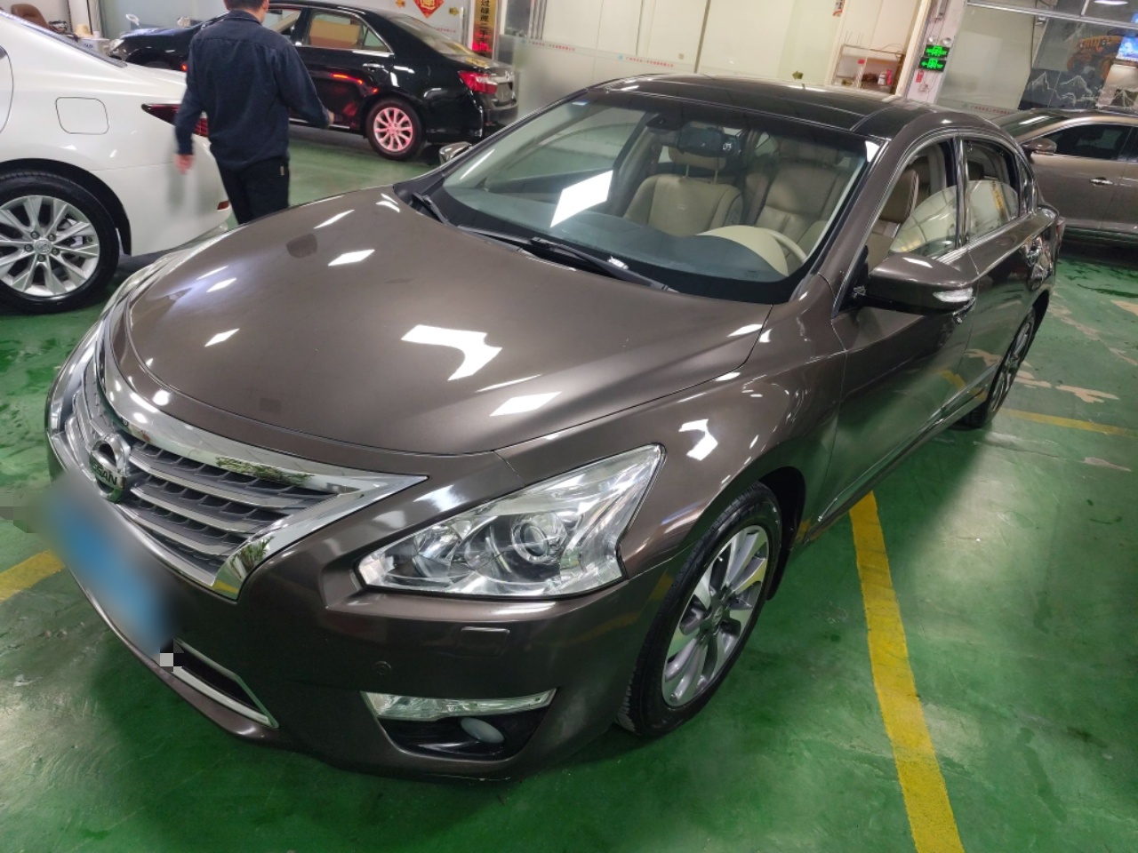 تحت مقدمة السيارة