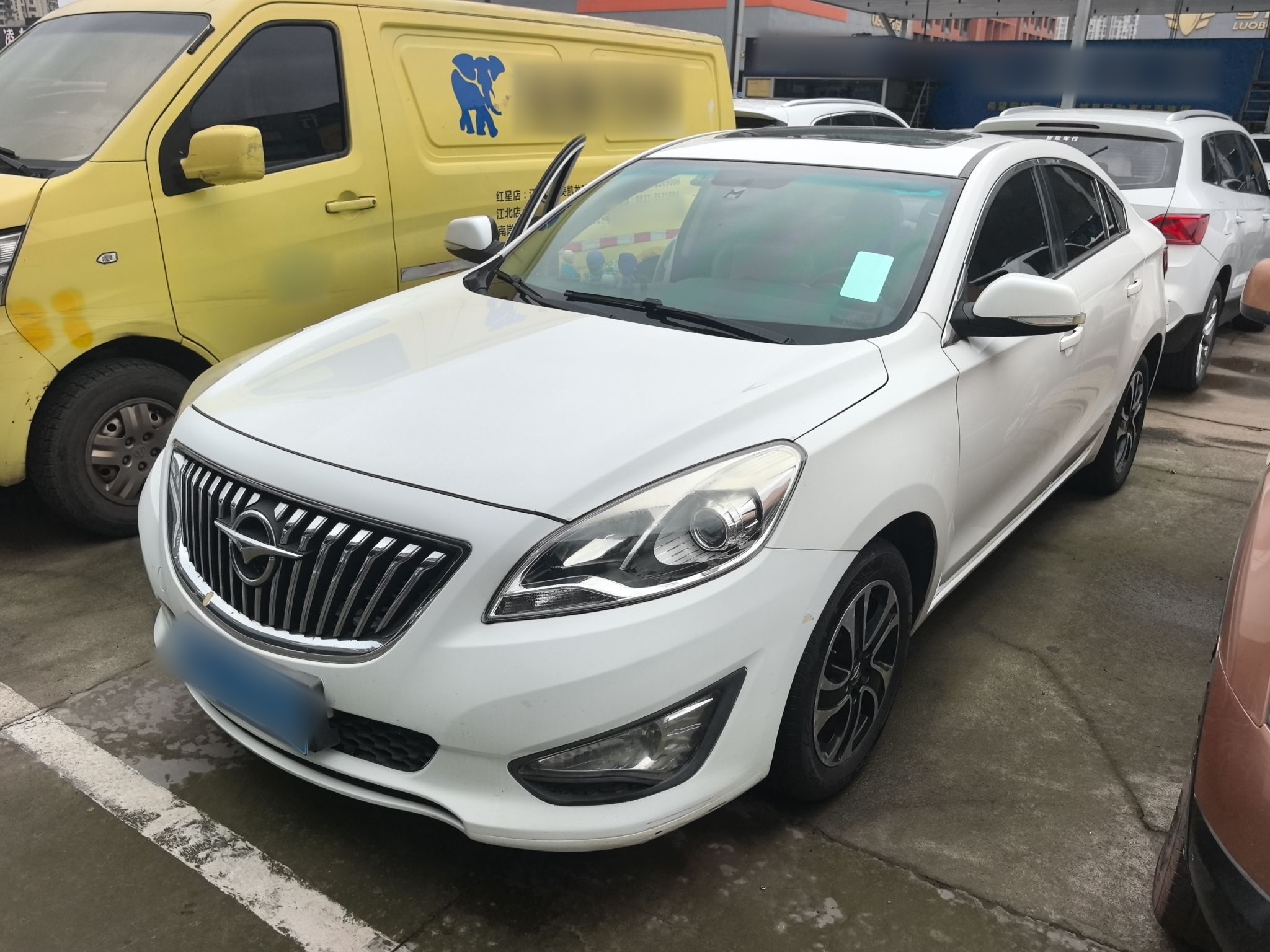 تحت مقدمة السيارة