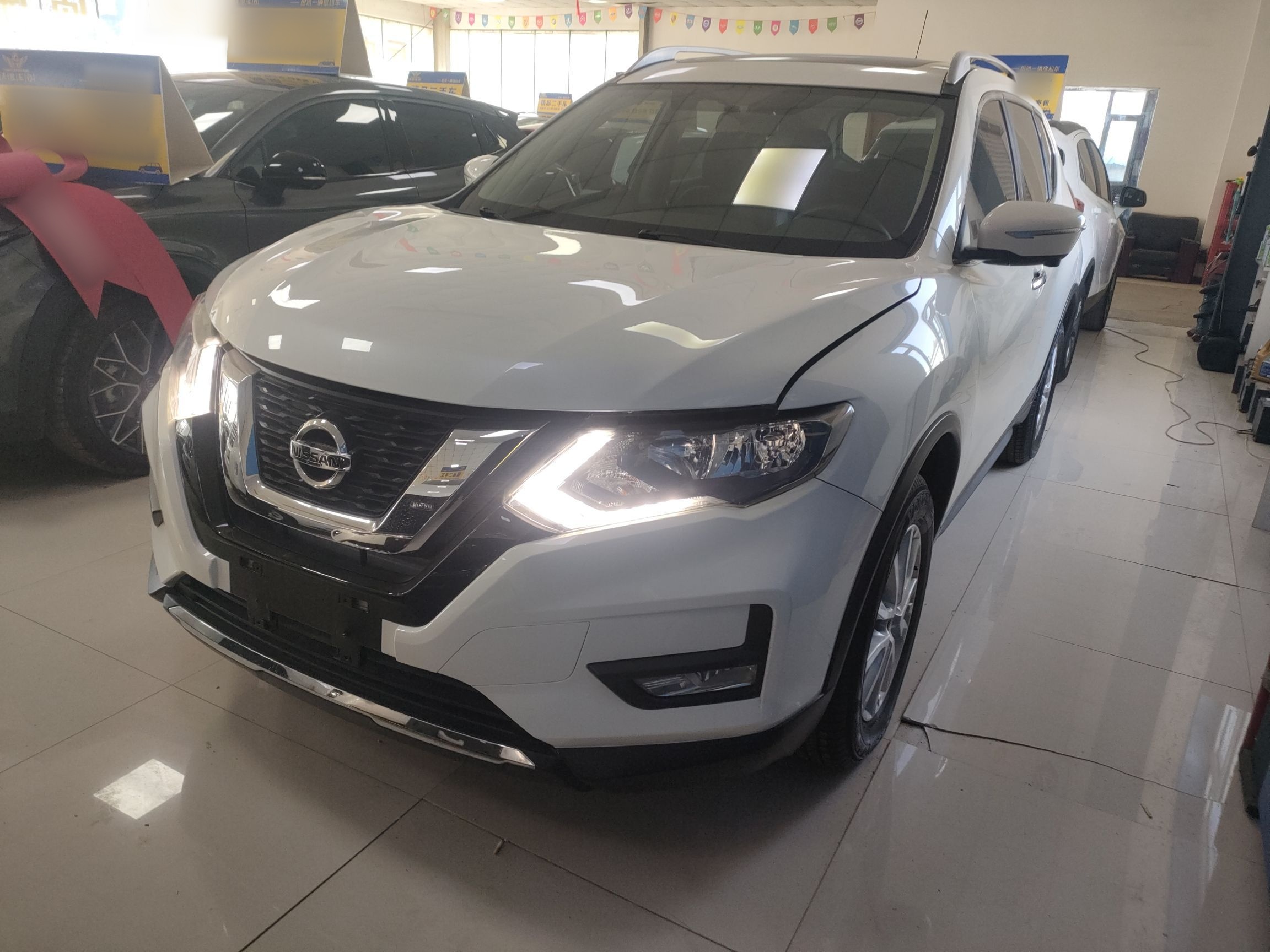 Под передней частью автомобиля