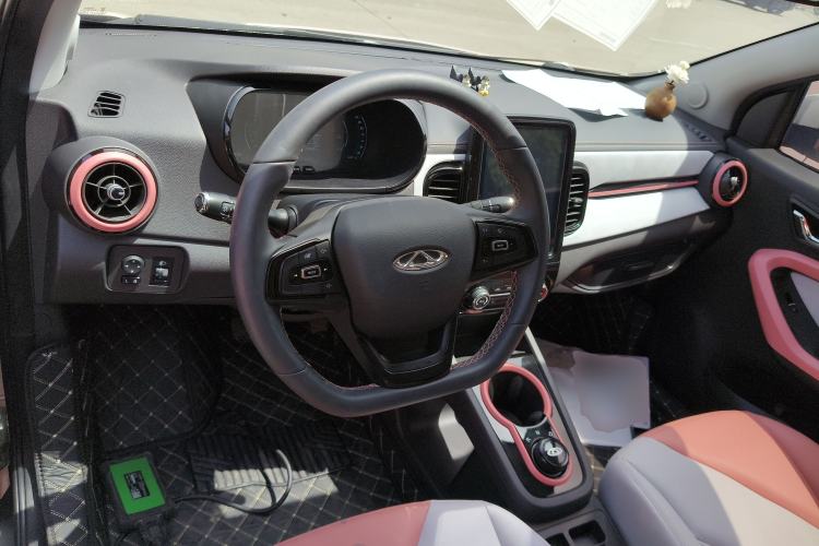 Used Chery QQ Little Ant 2022 Revised Version Sweet Pink Edition Half-Sugar Version Lithium Iron Phosphate 30.7 kWh 30 kW 301 km Center Console