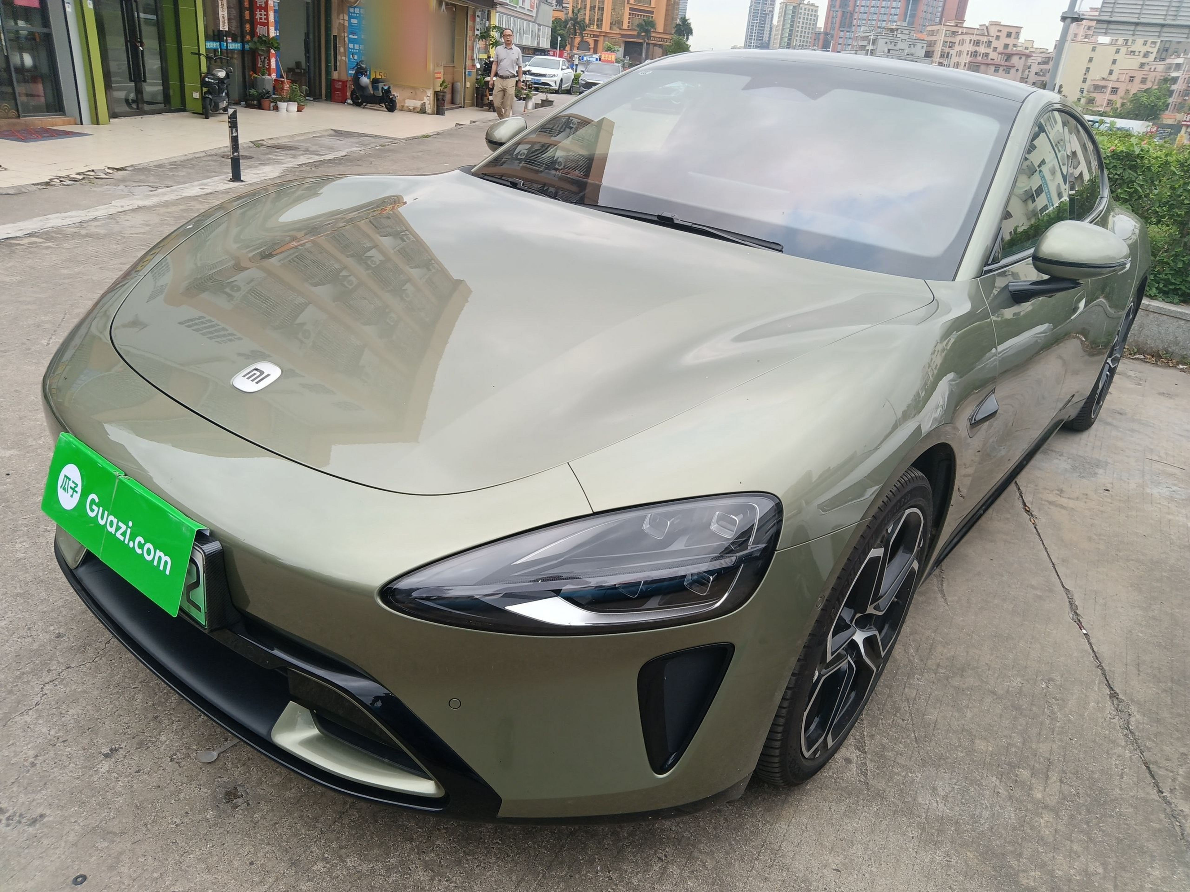 تحت مقدمة السيارة