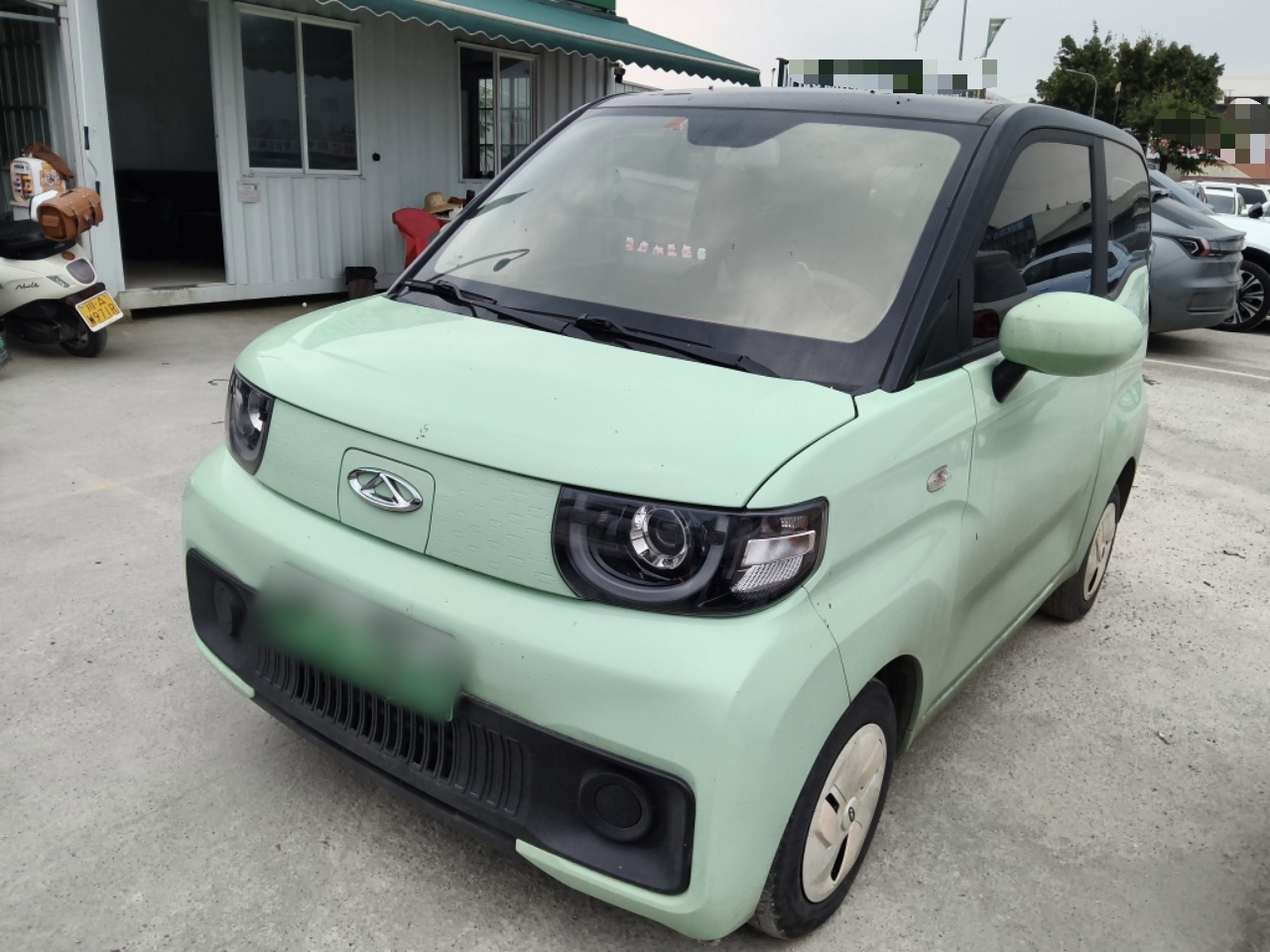 Под передней частью автомобиля