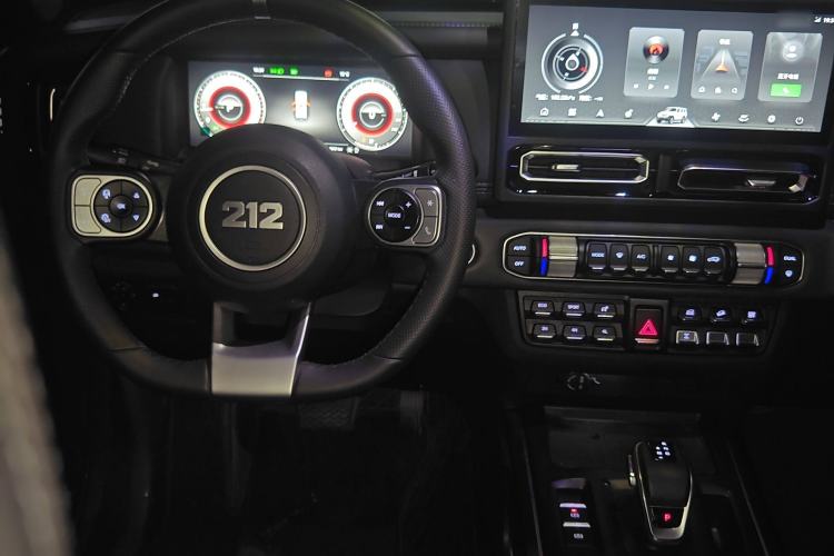 Used 212 T01 2024 2.0T Explorer
