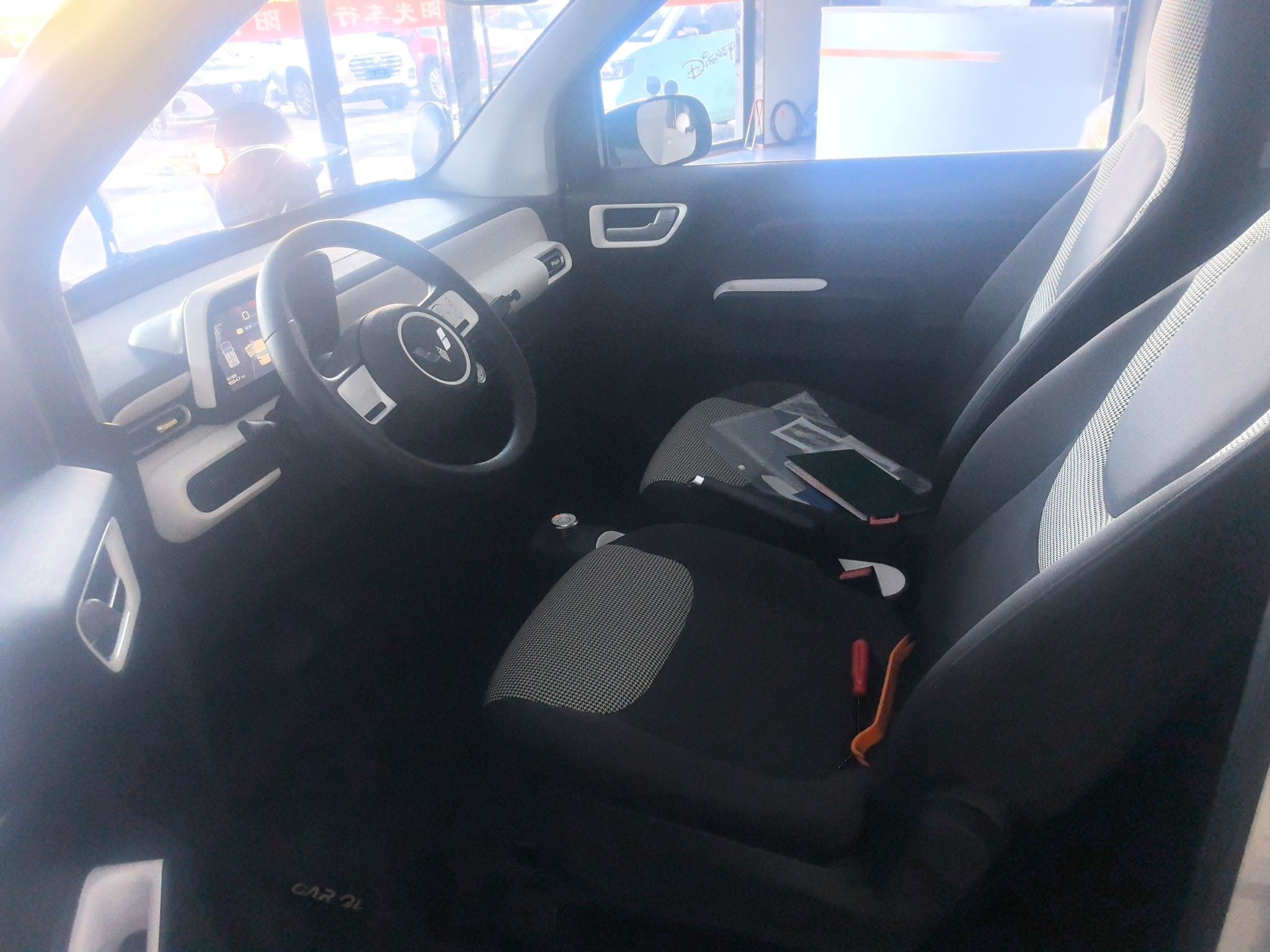 المقاعد الأمامية داخل السيارة