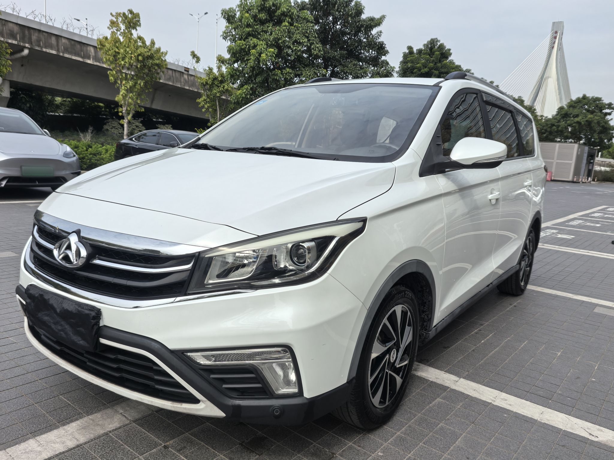 Под передней частью автомобиля