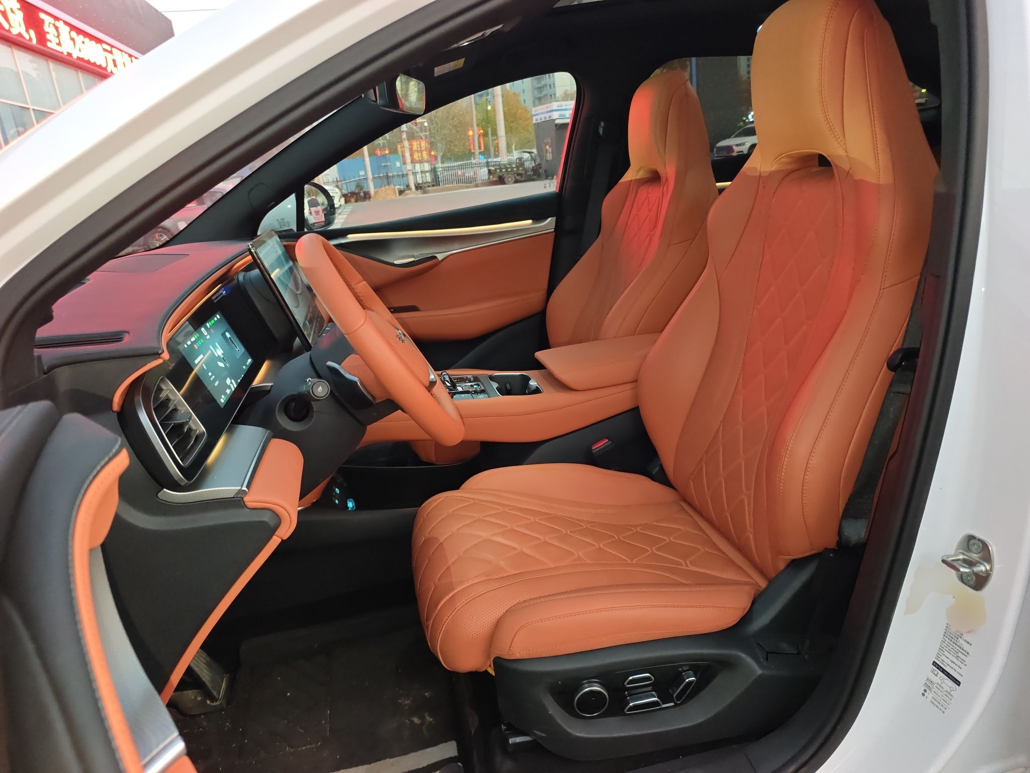 المقاعد الأمامية داخل السيارة