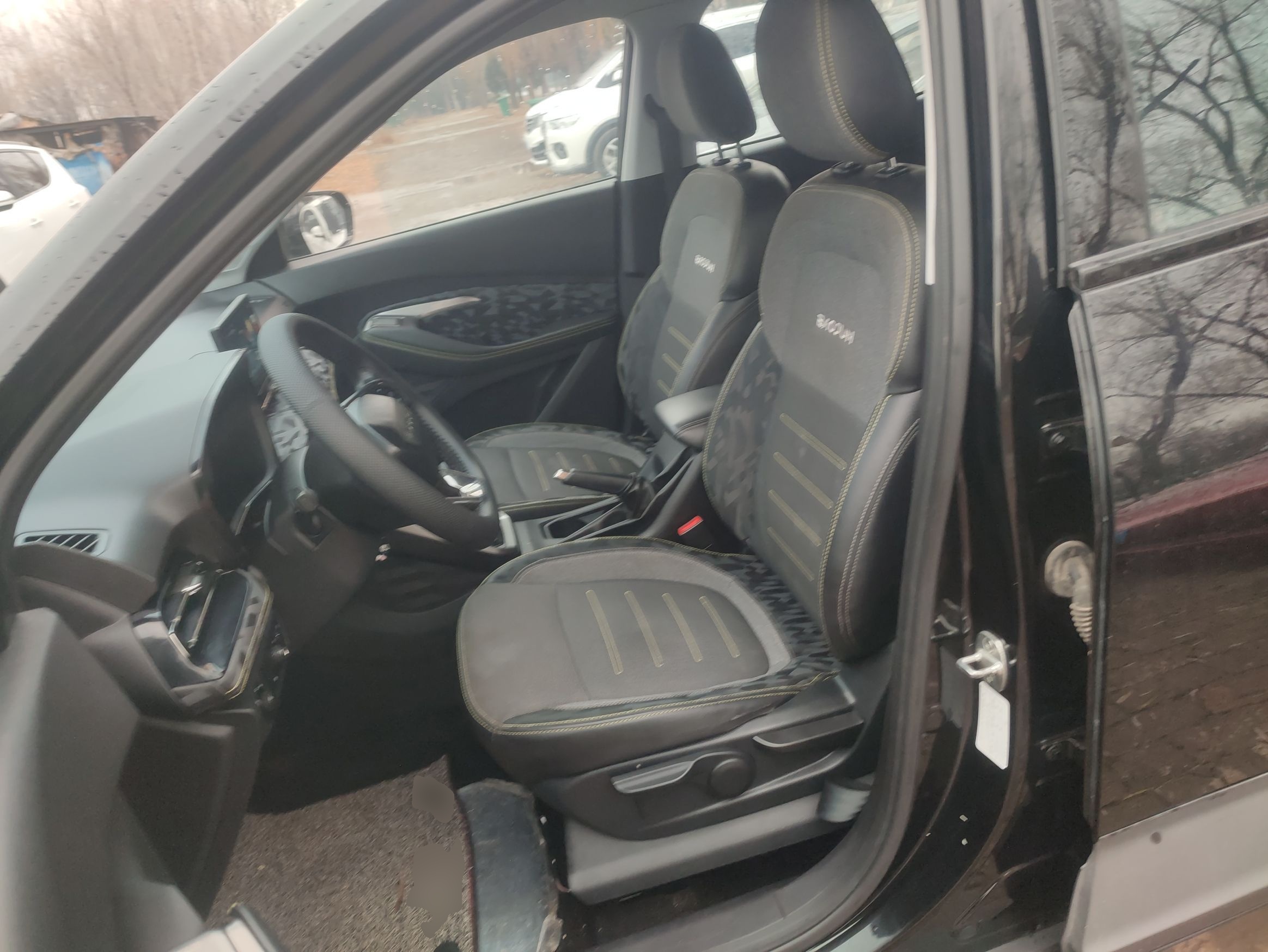 المقاعد الأمامية داخل السيارة