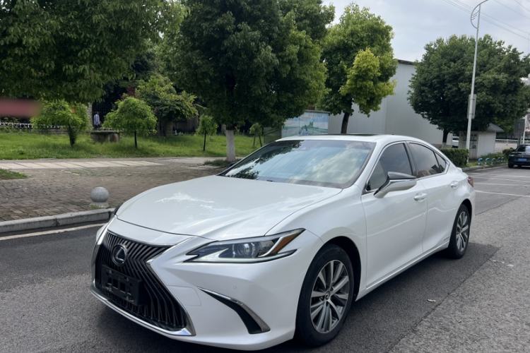 Used Lexus ES 2018 300h Premier Edition China VI Standard