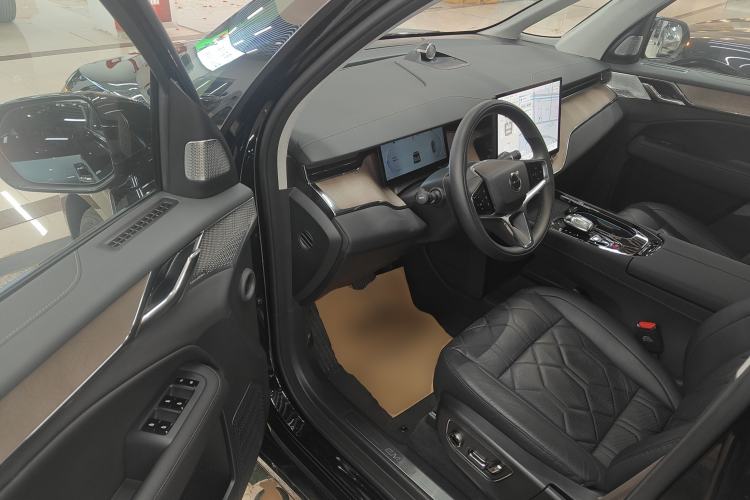 Used Volvo EM90 2025 Ultra Six-Seater