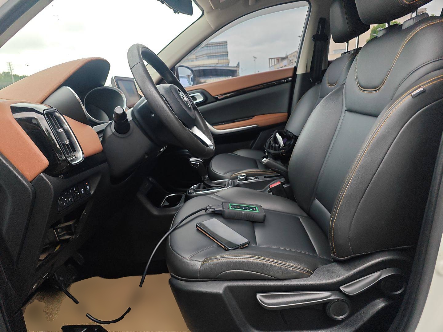 المقاعد الأمامية داخل السيارة