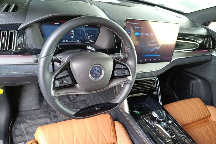 Used BYD Tang New Energy 2022 EV 730KM Luxury Model Center Console