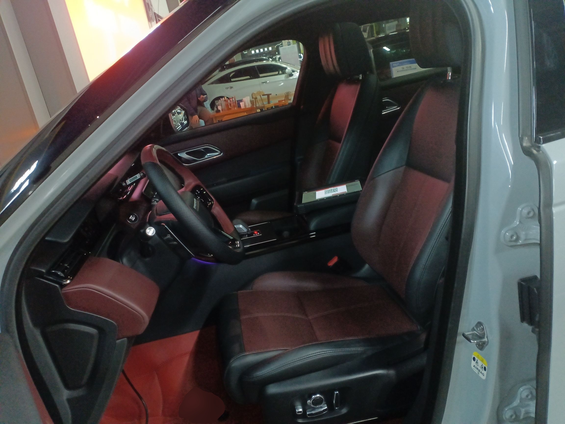 المقاعد الأمامية داخل السيارة