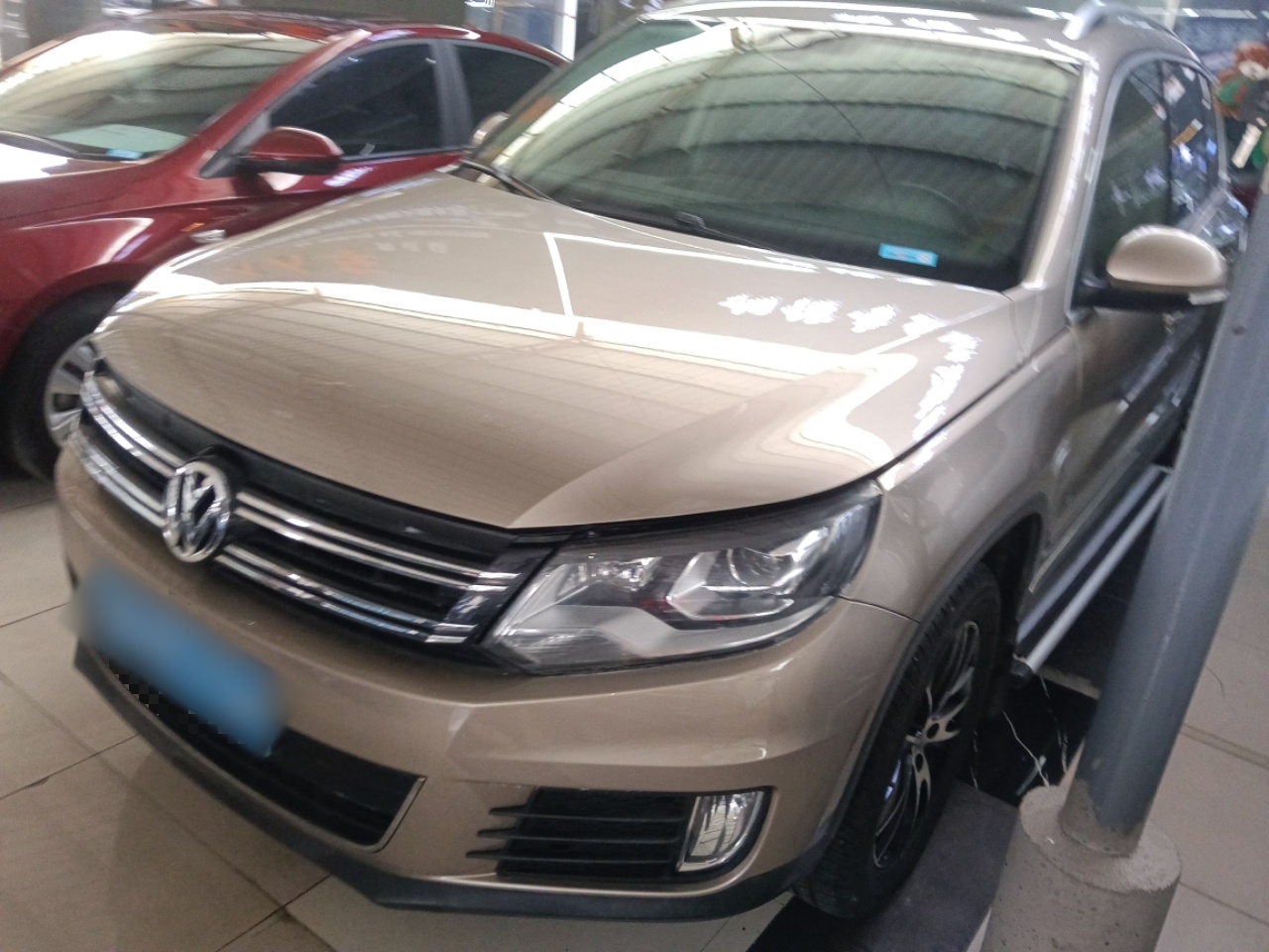 Под передней частью автомобиля