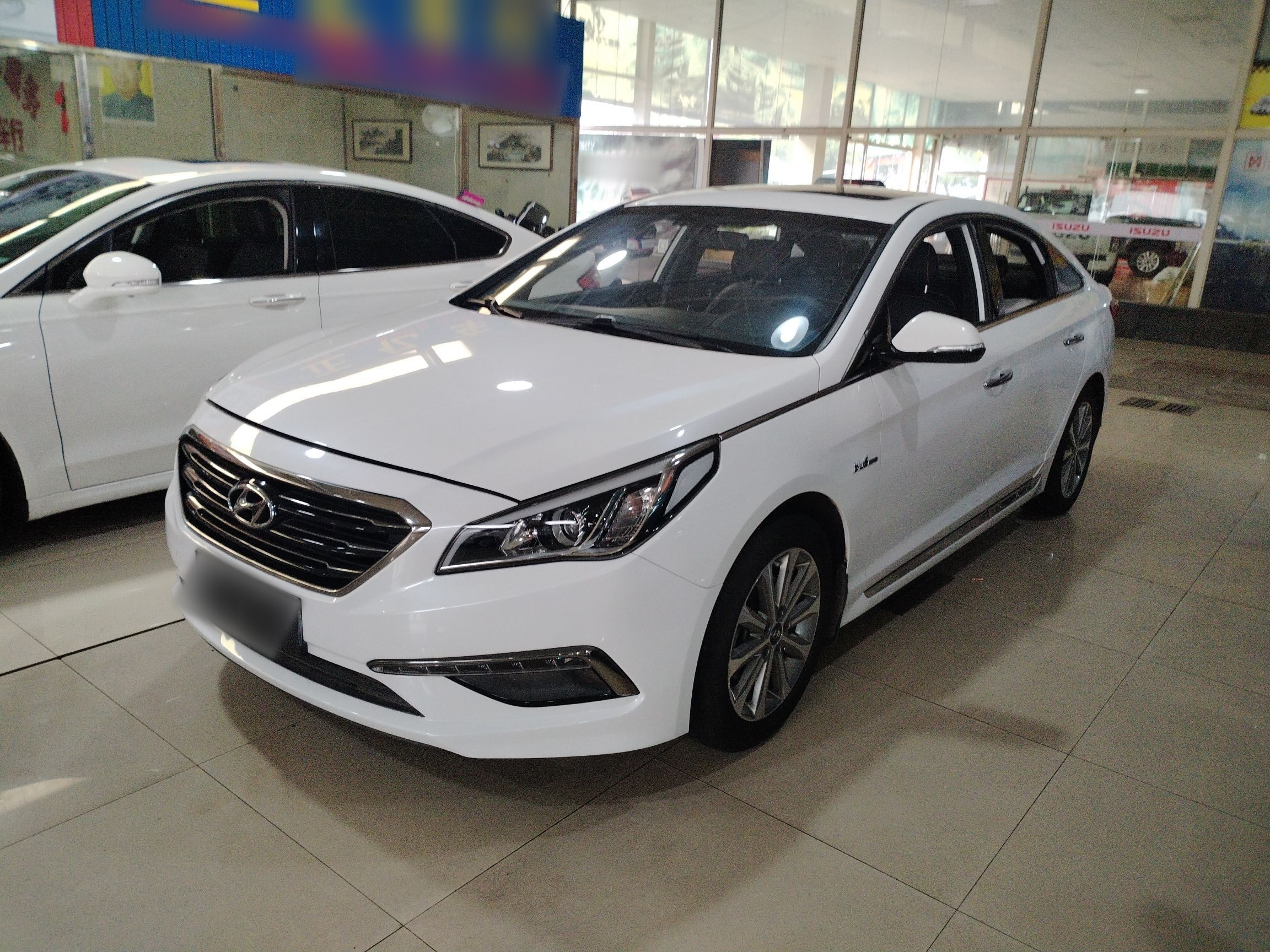 تحت مقدمة السيارة