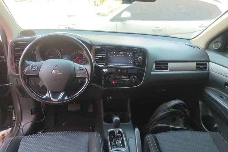 Used Mitsubishi Outlander 2016 2.0L Two-Wheel Drive Value Edition 5 Seats
