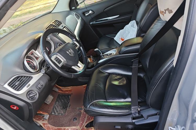 Used Dodge Journey 2013 2.4L Two-Wheel Drive Luxury Version Left Front Seat