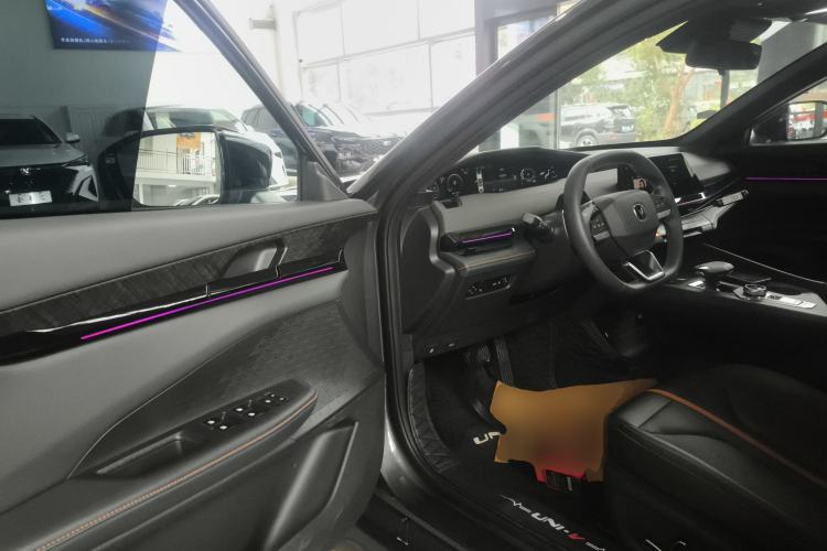 Used Changan UNI-V 2024 1.5T Prestige Edition
