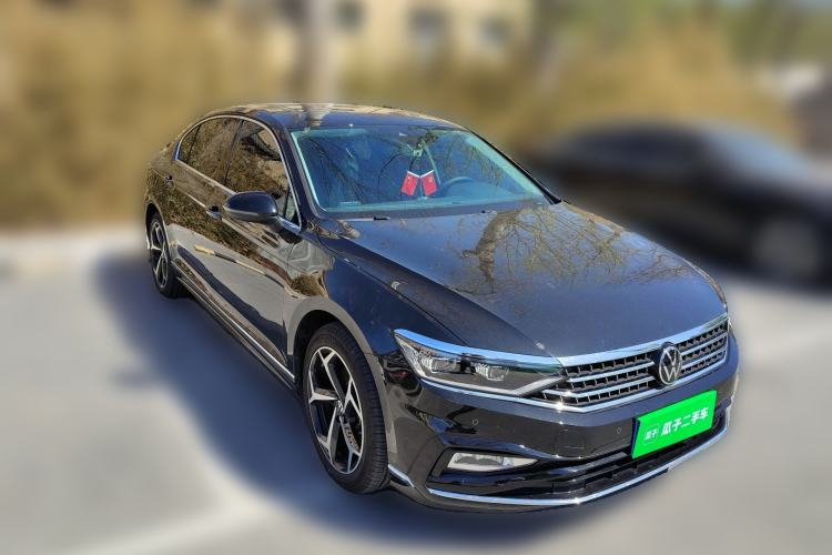 Used Volkswagen Magotan 2026 30 Million Vehicles Selected Model 380TSI DSG Luxury Edition Front Right 45 Deg