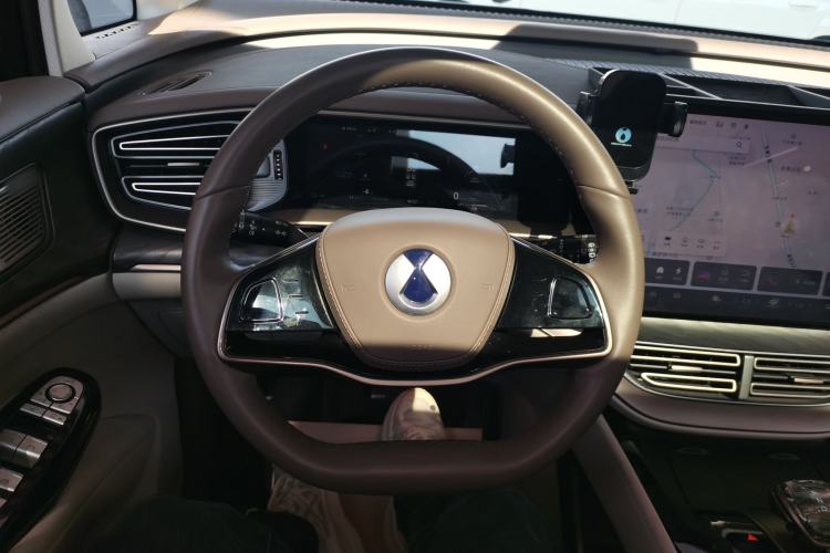 Used Denza D9 2022 DM-i 1040 Prestige Model
