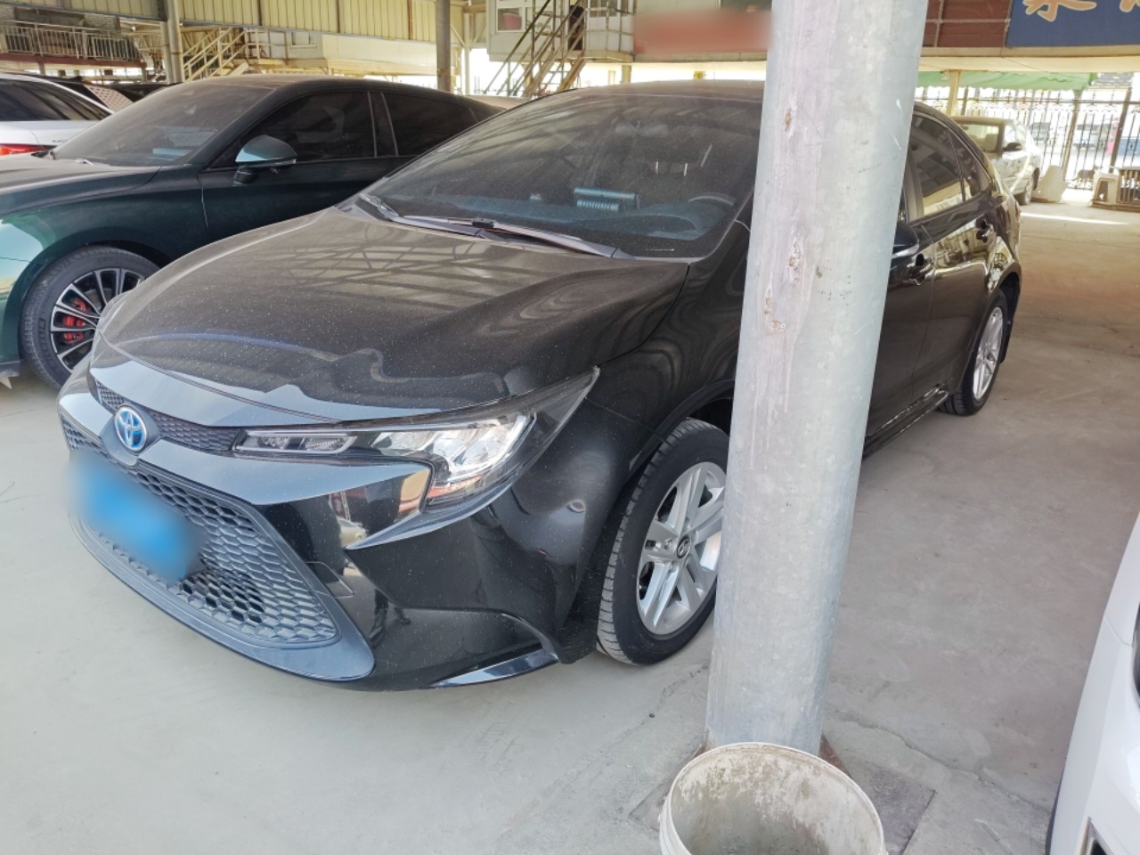 Под передней частью автомобиля