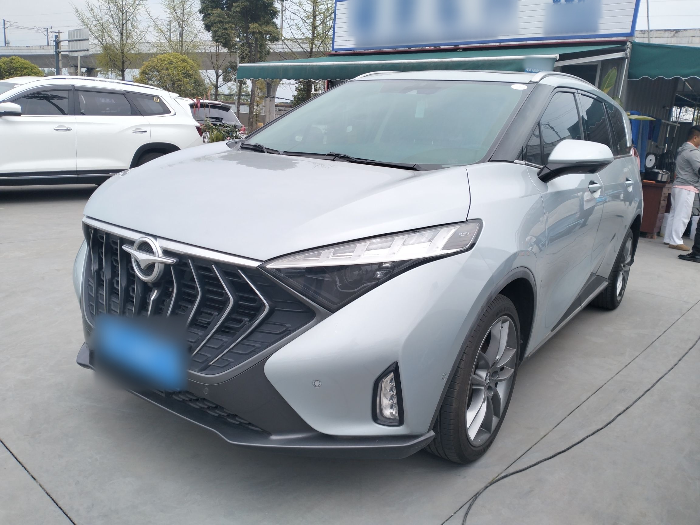 تحت مقدمة السيارة