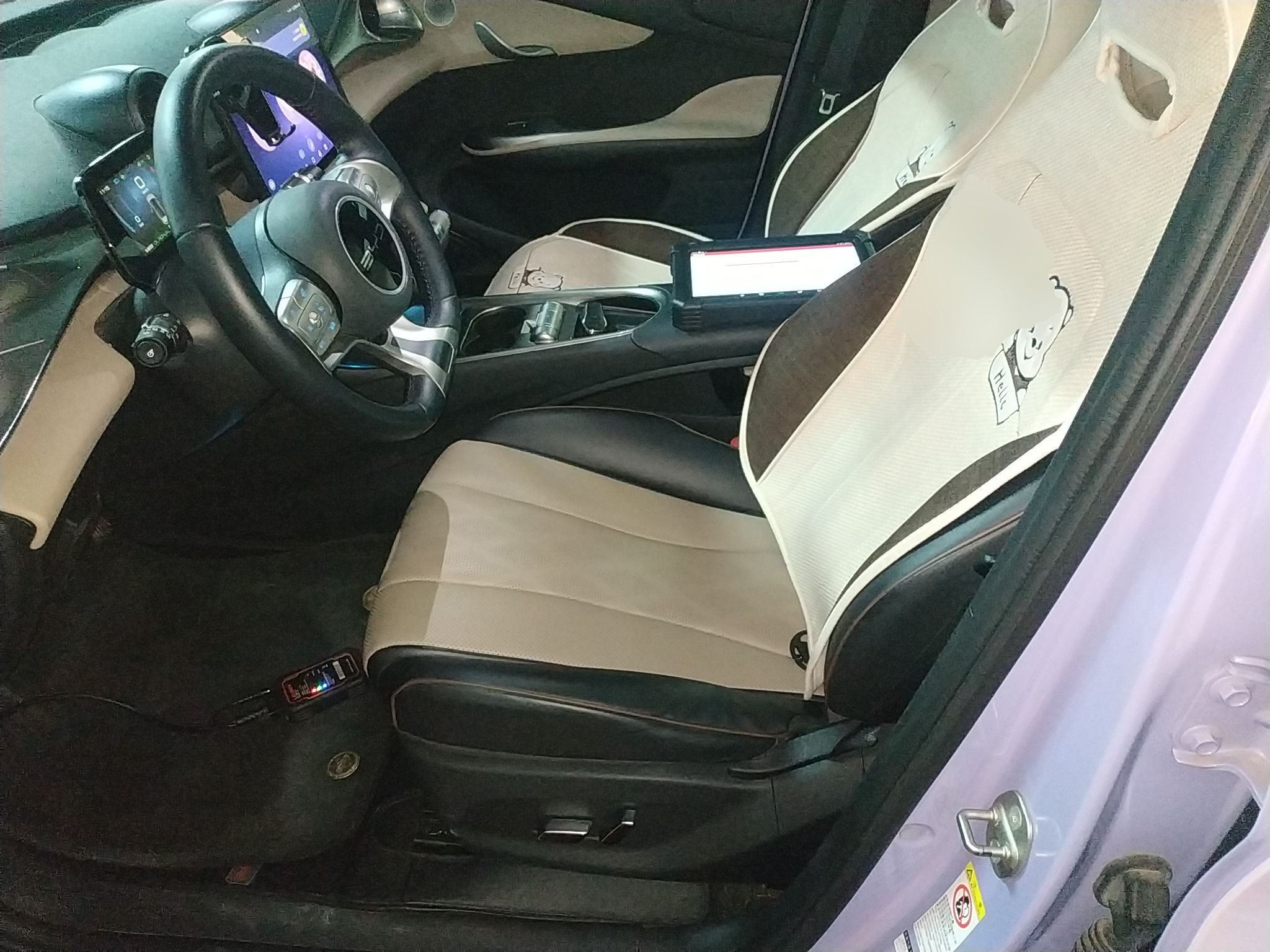 المقاعد الأمامية داخل السيارة